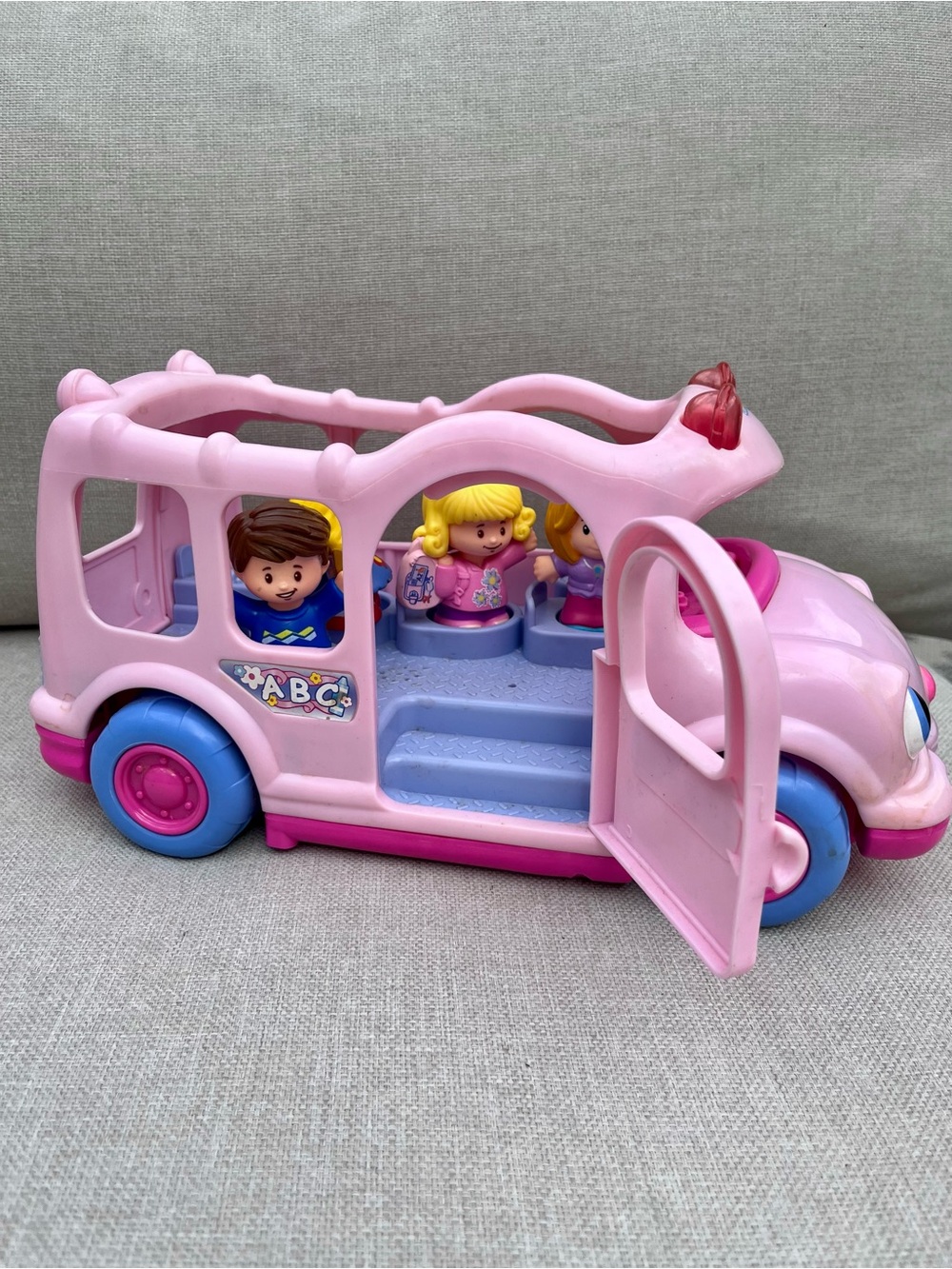 FISHER-PRICE - LITTLE PEOPLE MUSICAL SCHOOL BUS WITH DRIVER AND STUDENTS